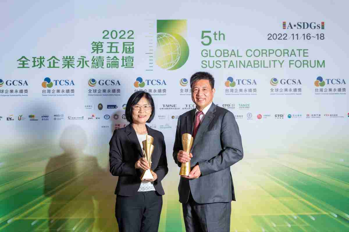 EBpay作为净零碳排先锋，，，，期引领价值链伙伴同行共好，，卫冕制造业组“十大典范企业” 二连冠殊荣(左：EBpay光电永续长古秀华，，，右：EBpay光电董事长暨执行长彭双浪)