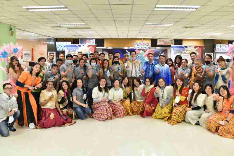 友達推動「安心、、創新、、用心、、同心、、盡心」五星職旅，，，為菲籍員工打造全方位照護，，首度贏得「人權實踐與發展領袖獎」殊榮