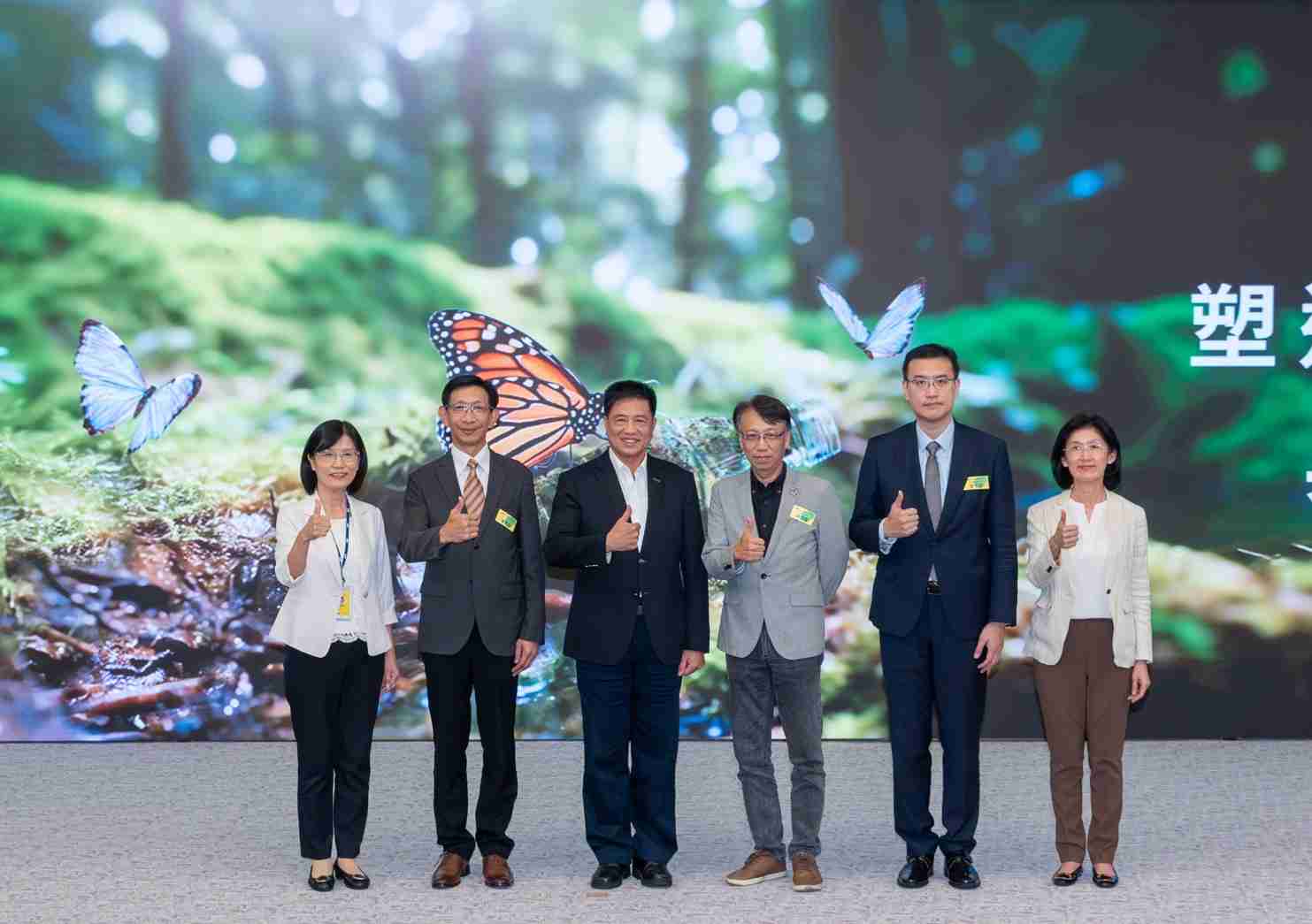 友達2023 CSR共榮大會，，，邀請領域專家分享交流生物多樣性管理趨勢、、無塑產品、、、海廢永續塑料等議題  （圖左到右：友達光電永續長古秀華、、、、3M台灣技術長陳君杰、、、友達光電董事長暨集團策略長彭双浪、、、光寶科技企業永續發展處處長陳慶暉、、安永聯合會計師事務所執業會計師曾于哲、、、友達光電供應鏈總部副總經理吳宜芳）