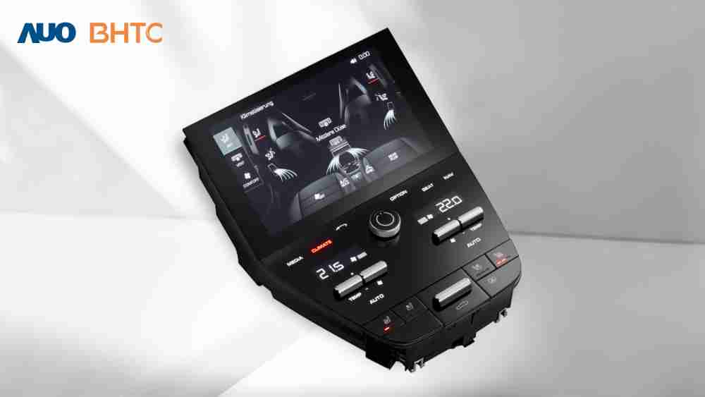 作為友達新生力軍，，BHTC所展示的中央與後座鞍部的Display HMI產品，，，，可處理多區恆溫控制、、顯示畫面，，，呈現仿真3D車室分區；以力傳感技術精準傳遞觸感，，，並結合音量及震動反饋，，，防止意外啟動，，，，提供使用者自然流暢、、、、直觀且輕鬆駕馭的舒適介面