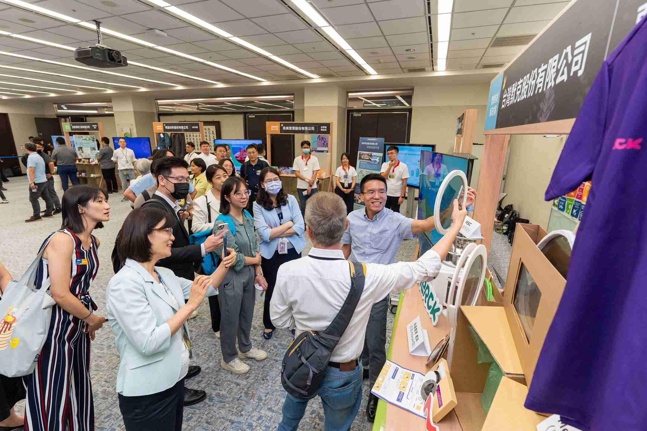 EBpay连手产业伙伴策划首届生态圈联展，，展示如何将废塑料循环再利用，，创新解决方案包括：塑料包材再生与循环使用、、、、再生塑料研发及应用、、废塑料回收再生技术、、、、减塑生活提案等