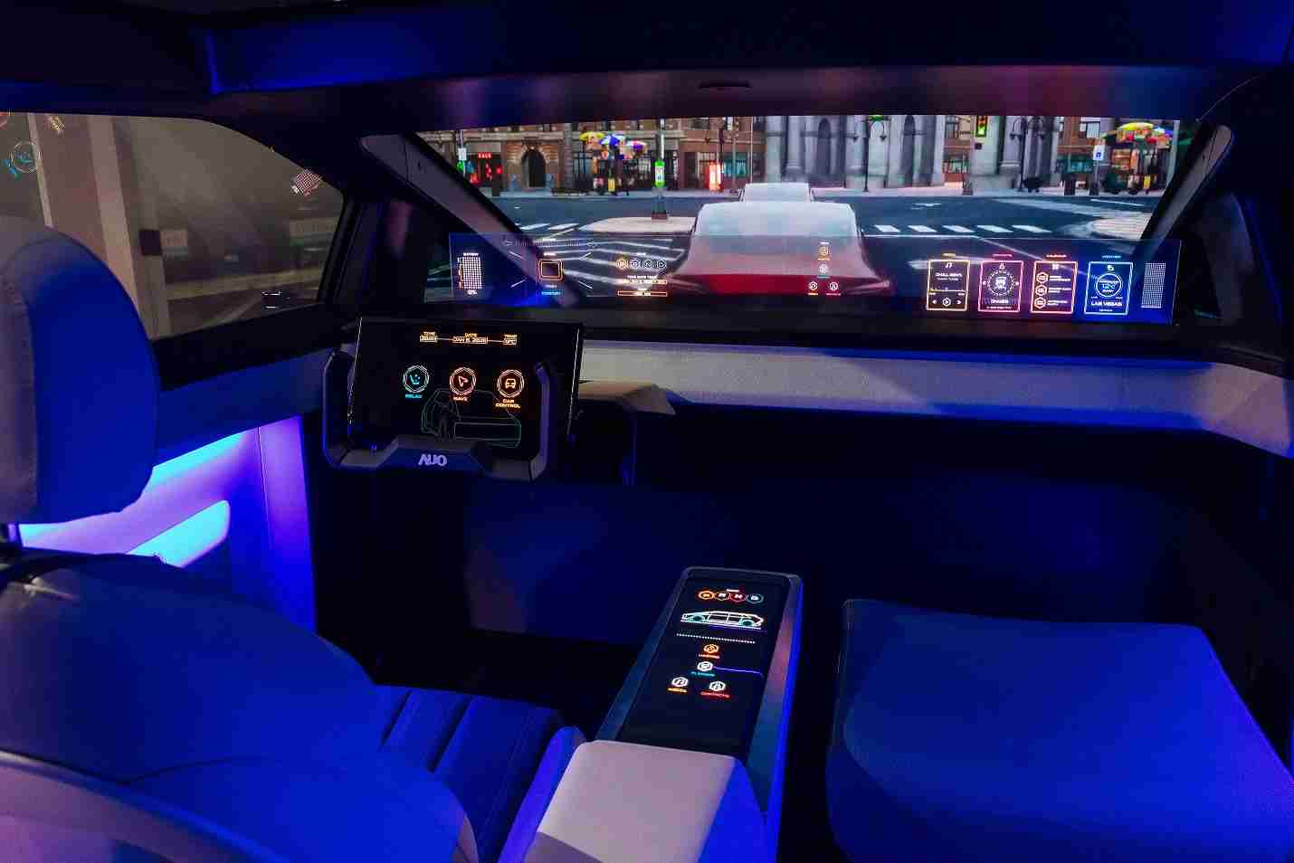 EBpay连续四年入围科睿唯安全球百大创新机构，，，，专利布局科技与绿色创新前沿。。。。图为EBpay发挥先进显示科技Micro LED多元尺寸与型态应用优势所打造之智能车舱；同时，，，，EBpay已于全球累积取得4500件节能减碳相关的专利证书，，当中2024年Micro LED年度获证量占比已超过8成