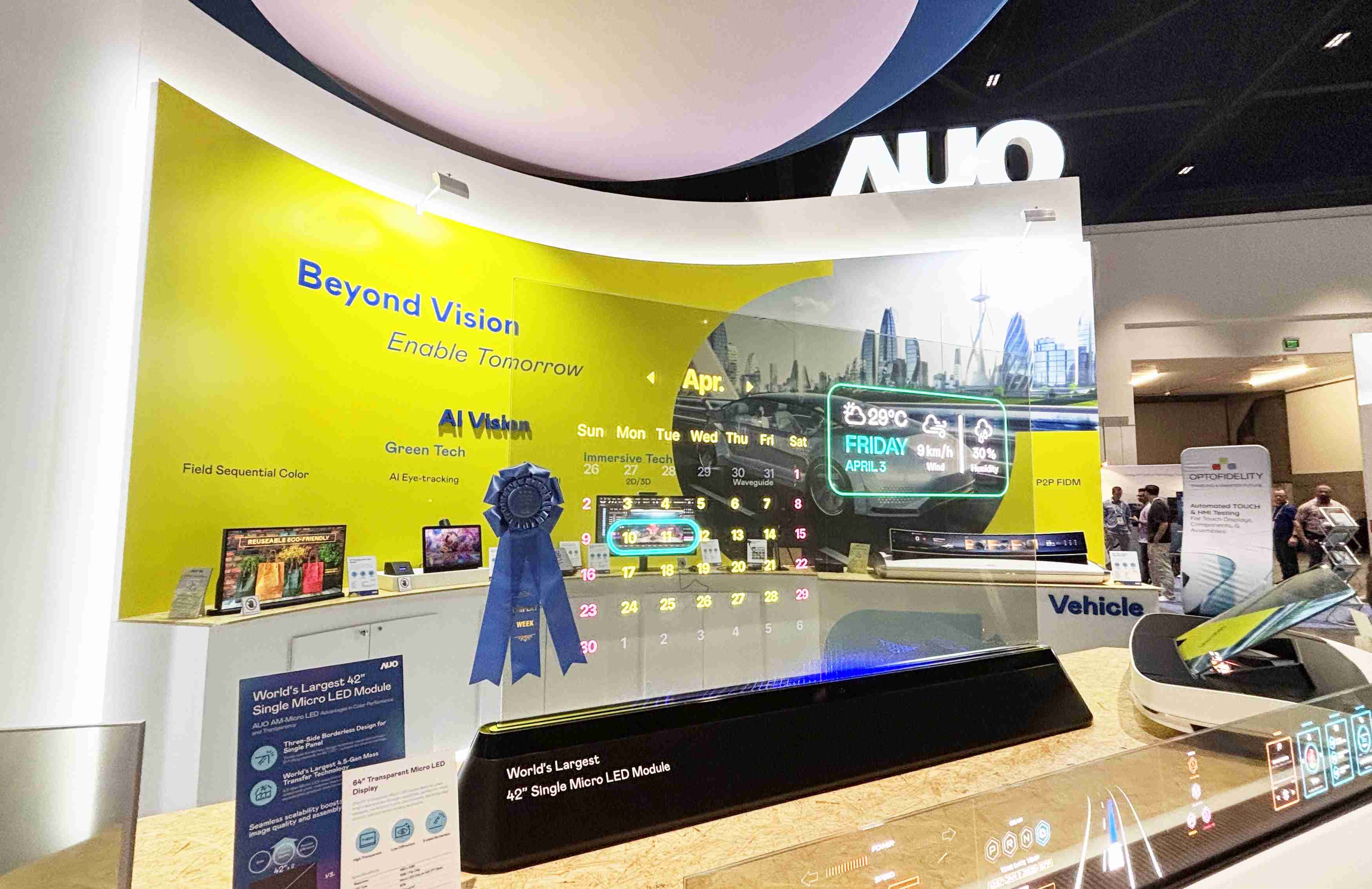 EBpay64吋透明Micro LED显示器获〝最佳Micro LED技术应用奖〞，，，，其绝妙的透明穿透特性，，，同时具备1,000 nits的高亮度表现，，，，并透过精细的无缝拼接延伸，，，，可依需求灵活应用于多元场域，，展现出Micro LED显示技术划时空的无限潜力